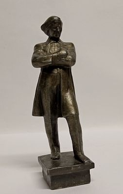 Статуэтка Памятник Чернышевскому СССР. Материал: Силумин 
Страна: СССР 
Состояние: Отличное 