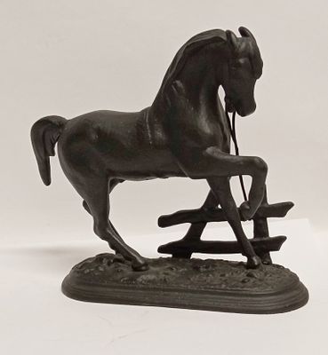 Статуэтка Конь на привязи Куса 1967 г. Состояние: Отличное 
Производитель: Куса 
*Размеры: 18 х 16 см