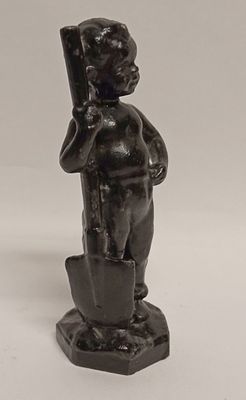 Статуэтка Мальчик с лопатой СЧЛЗ. Ширина: 9 сантиметров 
Высота: 12 сантиметров 
Производитель: 