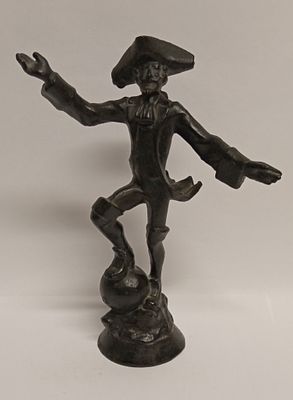 Статуэтка Мюнхаузен на ядре Куса. Состояние: Отличное 
Высота: 21 сантиметров 
Производитель: 