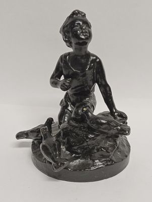 Статуэтка Мальчик кормит голубей Касли. Состояние: Отличное 
Ширина: 9 сантиметров 
Высота: 12 