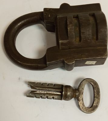 Старинный навесной замок Россия 19 век. Материал: Металл 
Страна: Россия 
Время: 19 век 