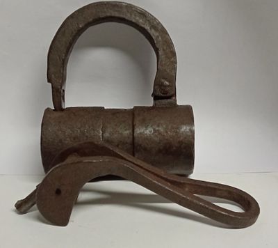 Старинный навесной замок Россия 19 век №2. Материал: Металл 
Страна: Россия 
Время: 19 век 