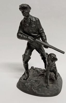 Статуэтка Охотник чугун Касли СССР. Год: 1987 
Состояние: Отличное 
Высота: 16 сантиметров 