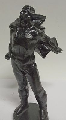 Статуэтка Валерий Чкалов чугун УМПО Уфа СССР 1970. Состояние: см. фото 
Высота: 20 сантиметров