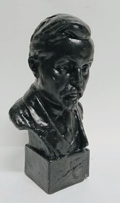 Бюст Д.Н. Мамина-Сибиряка чугун СЧЛЗ 1960-е. Год: 1960 
Состояние: Отличное 
Высота: 20 