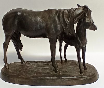 Скульптура ЛОШАДЬ с ЖЕРЕБЕНКОМ Касли 1960 гг. Состояние: Отличное 
Ширина: 29 сантиметров 