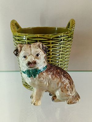 Собака у корзины Ваза М.С. Кузнецов Россия 19 век. Россия 19 в 
Размеры 15 х 12 см 
Состояние 