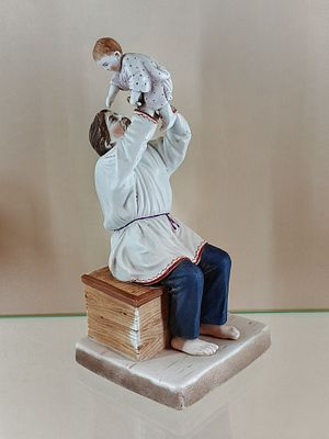 Скульптура ОТЕЦ С РЕБЕНКОМ монафактура Гарднер Россия 19 век. Россия 19 в 
Размеры 21 см 