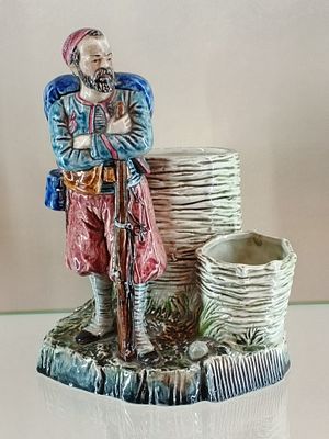 Антикварная табакерка зуавский солдат авт.Бернар Блох конец XIX века. Франция 19 век 
Майолика 