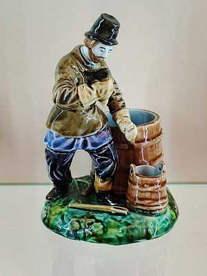 Карандашница "Бондарь" Кузнецов Тверь Россия 19 век. Россия 19 в 
Размеры 19 х 13 см 
Состояние 