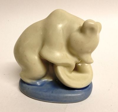 Статуэтка Топтыжка Сысерть 1970
. Материал: Фарфор 
Страна: СССР 
Год: 1970 
Автор: А.А. 