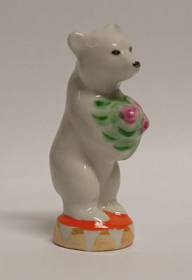 Статуэтка Медведь цирковой с букетом СССР Дулево . Материал: Фарфор 
Страна: СССР 
Год: 1975 