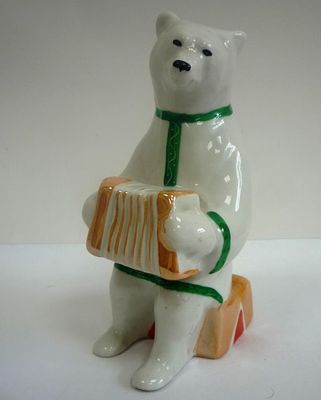 Статуэтка Мишка с баяном СССР Дулево. Материал: Глазурованный фарфор 
Страна: СССР 
Состояние: 