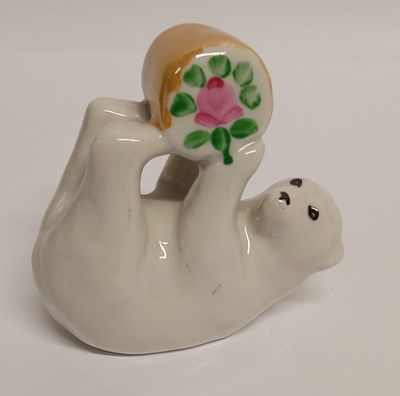 Статуэтка Медведь цирковой СССР Дулево 1970-1980. Материал: Фарфор 
Страна: СССР 
Год: 1975 