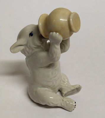 Статуэтка Мишка с крынкой Сысерть 1970. Материал: Фарфор 
Страна: СССР 
Год: 1970 
Состояние: 