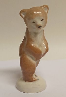 Статуэтка Медвежонок Вербилки СССР 1960-е. Материал: Фарфор 
Страна: СССР 
Состояние: Отличное 