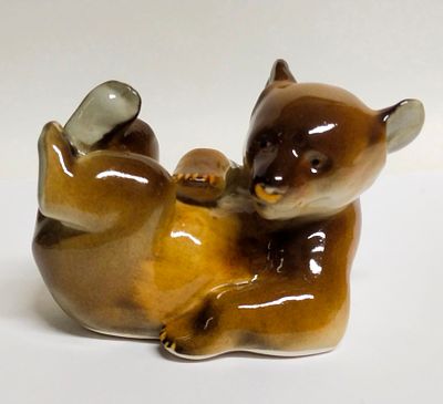 Статуэтка Медведь бурый кувыркается СССР ЛФЗ 1960-е. Материал: Фарфор 
Страна: СССР 
Год: 1960 