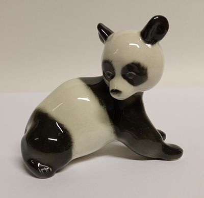 Статуэтка Панда ЛФЗ СССР 1970-е. Материал: Фарфор 
Страна: СССР 
Год: 1970 
Состояние: Отличное 
