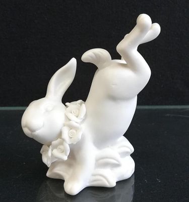 Статуэтка Заяц акробат Чехия
. Материал: Фарфор 
Страна: Германия 
Время: 20 век / 4 четверть 