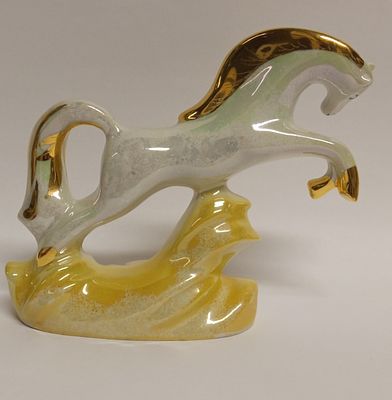 Статуэтка Лошадь с золотой гривой Богданович. Материал: Фарфор 
Страна: СССР 
Состояние: 