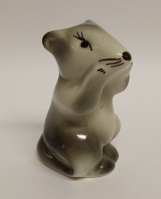 Статуэтка Мышь Россия Кисловодск. Материал: Фарфор 
Страна: Россия 
Состояние: Отличное 
Высота: 