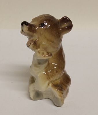 Статуэтка Медвежонок ревущий ЛФЗ ССР 1960-е. Материал: Фарфор 
Страна: СССР 
Состояние: Отличное 