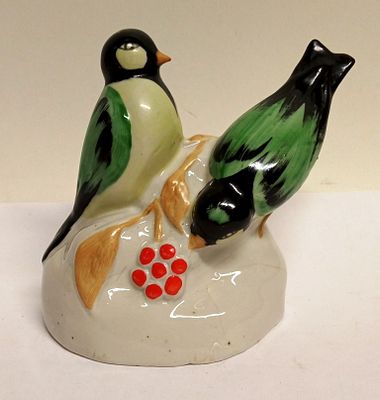 Статуэтка Синицы на рябине Бронницы СССР. Материал: Фарфор 
Страна: СССР 
Состояние: Отличное 