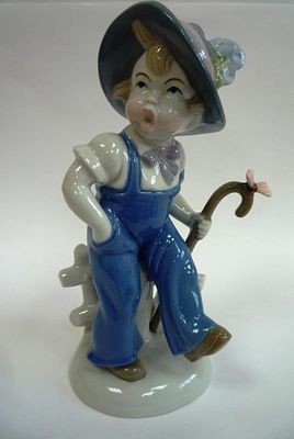 Статуэтка Мальчик с бабочкой ГДР. Материал: Фарфор 
Страна: Германия 
Время: 20 век / 3 четверть 
