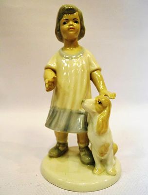 Статуэтка Девочка с собакой Испания. Материал: Фарфор 
Страна: Испания 
Год: 1960 
Состояние: 