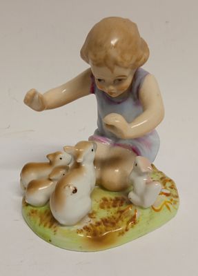 Статуэтка Девочка скроликами Европа. Материал: Фарфор 
Страна: Европа 
Год: 1970 
Состояние: 