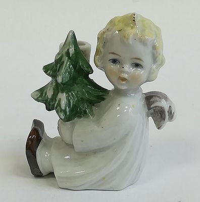Статуэтка Ангел с елкой Гебель. Материал: Фарфор 
Страна: Германия 
Время: 20 век / 3 четверть 