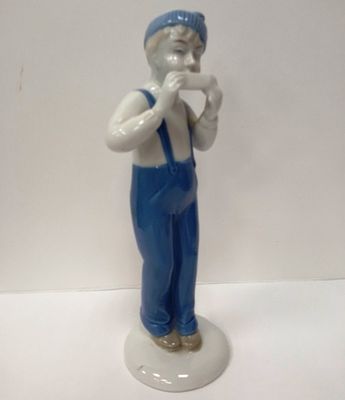Статуэтка Мальчик с губной гармошкой Германия. Материал: Фарфор 
Страна: Германия 
Год: 1972 