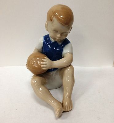 Статуэтка Мальчик с мячом Графенталь Германия
. Материал: Фарфор 
Страна: Германия 
Состояние: 