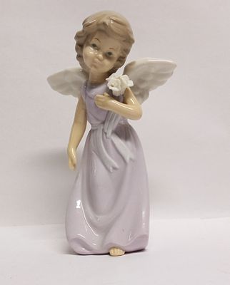 Фарфоровая статуэтка АНГЕЛОЧЕК с РОЗАМИ. Материал: Фарфор 
Состояние: Отличное 
*Размер 18 см