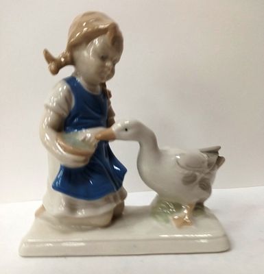 Статуэтка Девочка с гусем Графенталь Германия
. Материал: Фарфор 
Страна: Германия 
Состояние: 