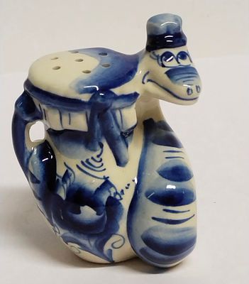 Солонка Мудрая змея Гжель. Материал: Фарфор 
Страна: СССР 
Состояние: Отличное 
Высота: 9 