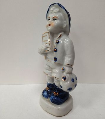 Статуэтка Мальчик с книгой Германия. Материал: Фарфор 
Страна: Германия 
Состояние: Отличное 