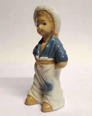 Статуэтка фарфор Девочка руки-в-боки Голландия. Материал: Фарфор 
Страна: Нидерланды 
Состояние: 