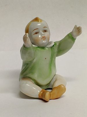 Статуэтка Мальчик. Материал: Фарфор 
Страна: Венгрия 
Время: 20 век / 3 четверть 
Состояние: см. 