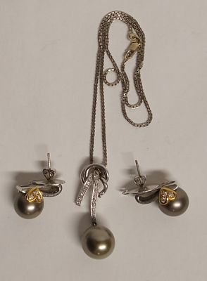 Гарнитур Черный жемчуг в золоте и бриллиантах. Материал: золото 750 
Состояние: Отличное 
*Общий 