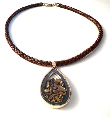 Эксклюзивный чокер с тигровым глазом в стиле Чопард. Состояние: Отличное 
*Обхват 45 см 