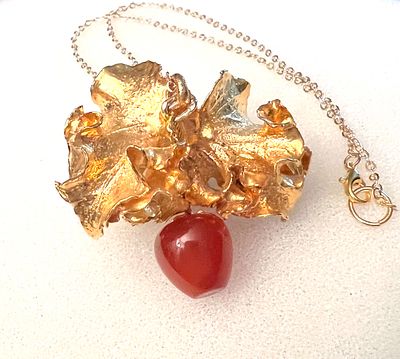 Эксклюзивная подвеска &laquo;Яблочко в золотых листьях&raquo;. Состояние: Отличное 
Длинна: 51 сантиметров 