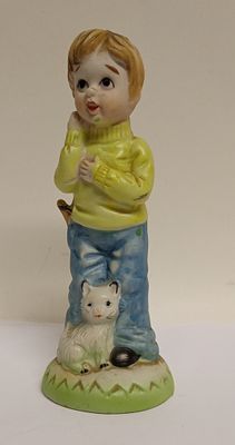 Статуэтка Мальчик с щенком фарфор Европа
. Материал: Фарфор 
Время: не задано 
Состояние: 