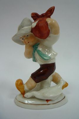 Статуэтка Мальчик с гусем Германия. Материал: Фарфор 
Страна: Германия 
Время: 20 век / 3 