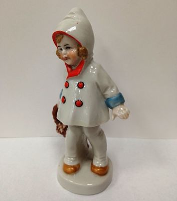 Статуэтка Девочка с корзиной Германия. Материал: Фарфор 
Страна: Германия 
Состояние: Отличное 