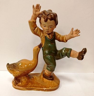 Статуэтка Мальчик с гусем Германия
. Материал: Фарфор 
Страна: Германия 
Состояние: Отличное 
