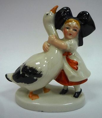 Салфетница Девочка с гусем ГДР. Материал: Фарфор 
Страна: Германия 
Время: 20 век / 3 четверть 