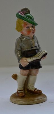 Статуэтка Мальчик с книгой. Материал: Фарфор 
Страна: Германия 
Время: 20 век / 3 четверть 