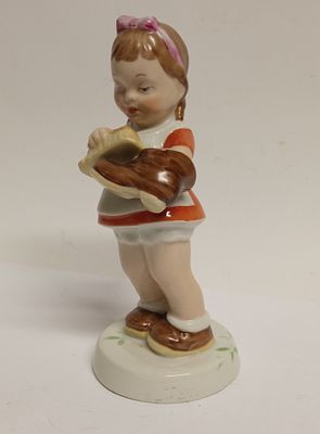 Статуэтка Девочка чистит ботинок Европа. Материал: Фарфор 
Страна: Европа 
Год: 1970 
Состояние: 